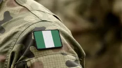Nigerianische Flagge auf der Uniform eines Soldaten / Shutterstock