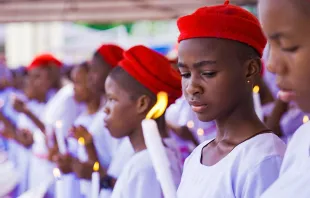 Eine Gruppe von Schulmädchen empfängt die Sakramente der Taufe und der Firmung in Onitsha, Anambra, Nigeria, am 30. Mai 2022. 
 / Shutterstock
