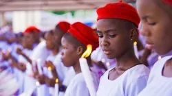 Eine Gruppe von Schulmädchen empfängt die Sakramente der Taufe und der Firmung in Onitsha, Anambra, Nigeria, am 30. Mai 2022. 
 / Shutterstock
