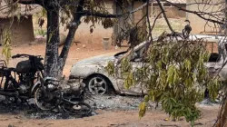 Verbrannte Fahrzeuge nach einem Überfall am Karfreitag, 7. April 2023, in Ngban im Bundesstaat Benue, Nigeria. / Justice, Development, and Peace Commission