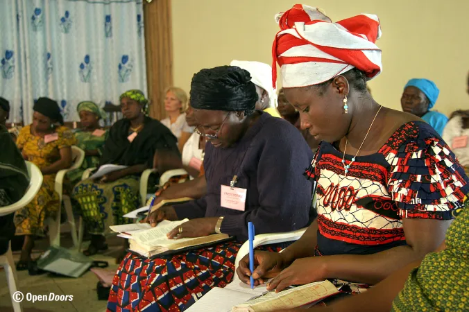 Witwen in Nigeria nehmen an einem Trauma-Seminar teil, um im Glauben gestärkt zu werden.