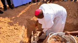 Der Bischof von Yola. Monsignore Stephen Dami Mamza legt den Grundstein zum Häuserkomplex für Binnenvertriebene. / Bischofskonferenz Nigerias (CBCN)