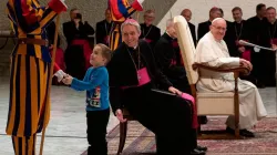 Der kleine Wenzel vor dem Schweizergardisten, während Papst Franziskus und Erzbischof Georg Gänswein lachen. / Vatican Media / CNA Deutsch