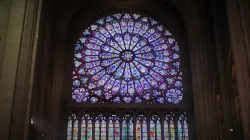 Die Fensterrose von Notre Dame - eine der größten Europas. / Calvin Kramer / Wikimedia (CC BY-SA 3.0) / Digital bearbeitet