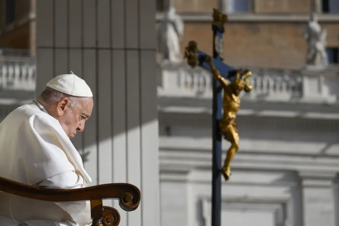 Papst Franziskus auf dem Petersplatz am 27. September 2023