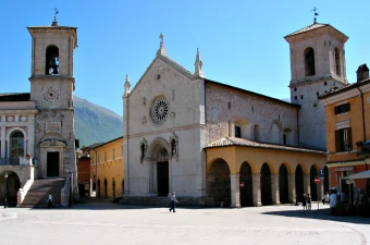 Norcia vor der Zerstörung: Die Kirche des heiligen Benedikt am  Piazza San Benedetto.  / PizzoDiSevo via Wikimedia CC BY-SA 2.0