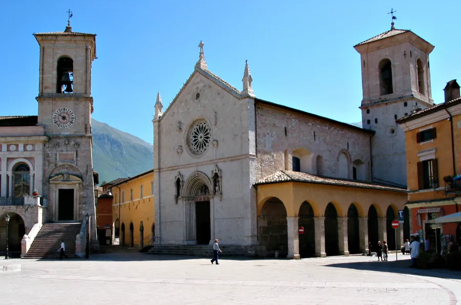 Norcia vor der Zerstörung: Die Kirche des heiligen Benedikt am  Piazza San Benedetto. 