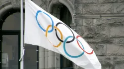 Die olympische Flagge weht in Victoria, British Columbia, Kanada, vor einem Regierungsgebäude während der Olympischen Winterspiele 2010. / Makaristos / Wikimedia (CC0)