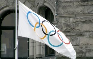 Die olympische Flagge weht in Victoria, British Columbia, Kanada, vor einem Regierungsgebäude während der Olympischen Winterspiele 2010. / Makaristos / Wikimedia (CC0)