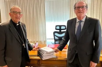 Der Erzbischof von Barcelona, Kardinal Juan José Omella, und der Ombudsmann, Ángel Gabilondo. / Spanische Bischofskonferenz