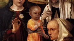 Ambrogio Bergognone schuf um 1490 dieses Gemälde, in dem die heilige Katharina mit einem Kruzifix, die Muttergottes mit einer Nelke, und der Selige Karthäuser Stefano Marconi um das Jesuskind gruppiert sind.
 / (CC0) 
