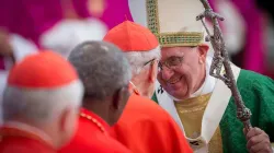 Papst Franziskus begrüßt Kardinäle am 3. Oktober 2016  / mazur / catholicnewsorguk