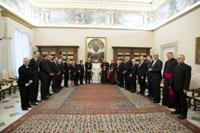 Papst Franziskus hat eine Delegation der Evangelischen Kirche Deutschlands am 6. Februar 2017 empfangen, begleitet von Vertretern der Kirche in Deutschland und Diplomaten.