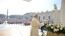 Papst Franziskus mit einer Statue Unserer Lieben Frau von Fatima auf dem Petersplatz. / CNA/L'Osservatore Romano