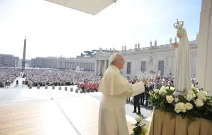 Papst Franziskus mit einer Statue Unserer Lieben Frau von Fatima auf dem Petersplatz. / CNA/L'Osservatore Romano