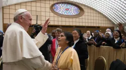 Papst Franziskus beim Treffen mit den Ordens-Oberinnen am 12. Mai 2016 / L'Osservatore Romano