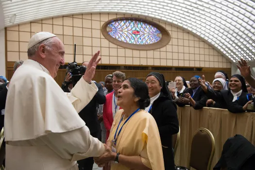 Papst Franziskus beim Treffen mit den Ordens-Oberinnen am 12. Mai 2016 / L'Osservatore Romano