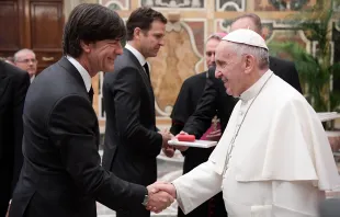 Papst Franziskus empfängt Bundestrainer Joachim "Jogi" Löw  und die deutsche Fußballnationalmannschaft im Vatikan am 14. November 2016. / L'Osservatore Romano