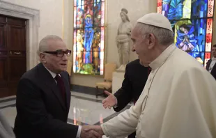 Papst Franziskus begrüßt Martin Scorsese / L'Osservatore Romano