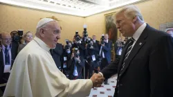 Die Augen der Welt waren auf diese Begegnung gerichtet: Papst Franziskus begrüßt US-Präsident Donald Trump im Apostolischen Palast des Vatikan am 24. Mai 2017. / CNA/L'osservatore Romano