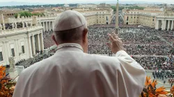 Papst Franziskus begrüßt die rund 70.000 Menschen, die auf dem Petersplatz zum Spenden des Ostersegens versammelt sind. / Vatican Media