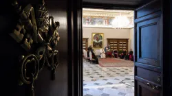 Papst Franziskus in der Bibliothek des Apostolischen Palastes / Vatican Media