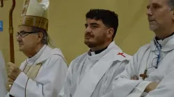 Eine Menschenmenge begleitet Nathanael Alberione bei seiner Priesterweihe am 21. November 2022. / Pfarrei Christus der Arbeiter
