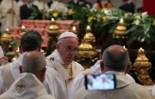 Ein Smartphone zeichnet Papst Franziskus auf bei der Priesterweihe im Petersdom am Sonntag, 17. April 2016. / CNA/Alexey Gotovskiy