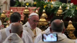 Ein Smartphone zeichnet Papst Franziskus auf bei der Priesterweihe im Petersdom am Sonntag, 17. April 2016. / CNA/Alexey Gotovskiy