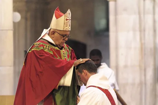 Erzbischof Joseph Augustine Di Noia weiht Pater Philip Mulryne OP zum Priester bei einer Messe am 8. Juli in Dublin / Irische Provinz der Dominikaner / www.dominicans.ie