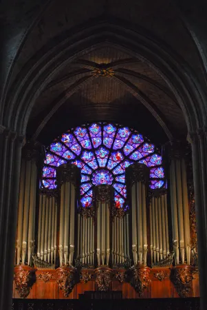Blick auf die Hauptorgel und die West-Rosette der Kathedrale Notre-Dame von Paris.