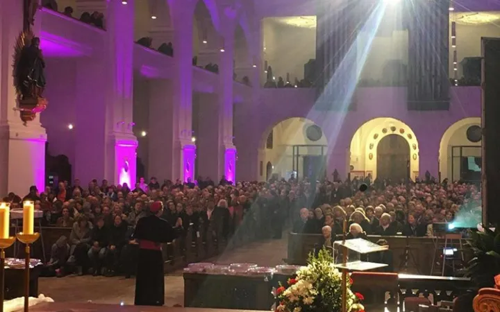 Bischof Stefan Oster beim Kongress "Adoratio" 2019 in der Basilika St. Anna in Altötting.