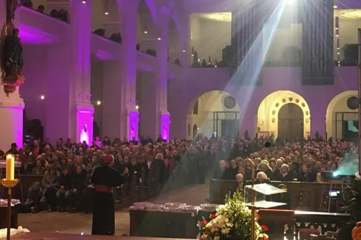 Bischof Stefan Oster beim Kongress "Adoratio" 2019 in der Basilika St. Anna in Altötting. / Anna Hofmeister / Bistum Passau