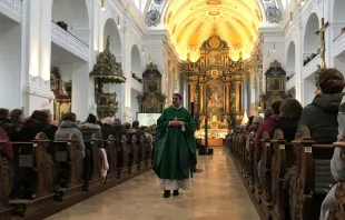 Bischof Stefan Oster bei der Predigt im Mittelgang der Basilika St. Anna in Altötting. / Rudolf Gehrig / CNA Deutsch