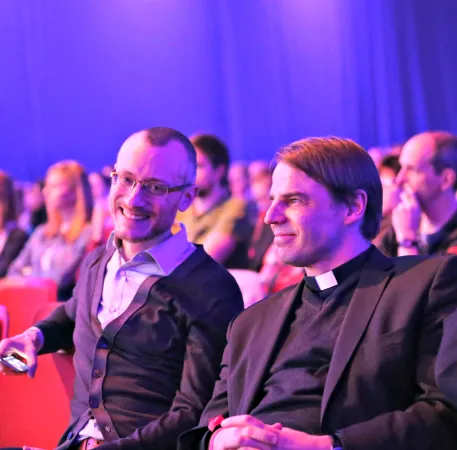 Gebetshausleiter Johannes Hartl (links) mit Bischof Stefan Oster