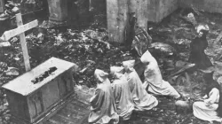 Trappisten des Klosters „Our Lady of the Valley“ nach dem verheerenden Brand des Jahres 1950 / spencerabbey.org