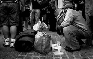 Vor einer Obdachlosenunterkunft / Flickr / Adrian Fallace (CC BY-NC-ND 2.0)