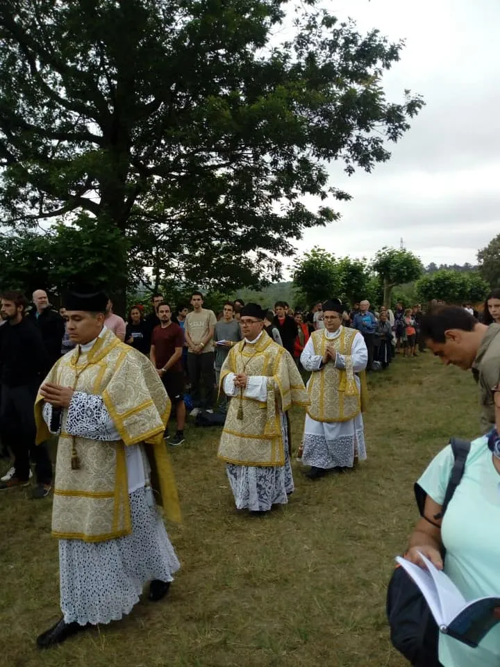 Pilgernde Priester: Geistliche bei der Wallfahrt von Oviedo nach Covadonga 