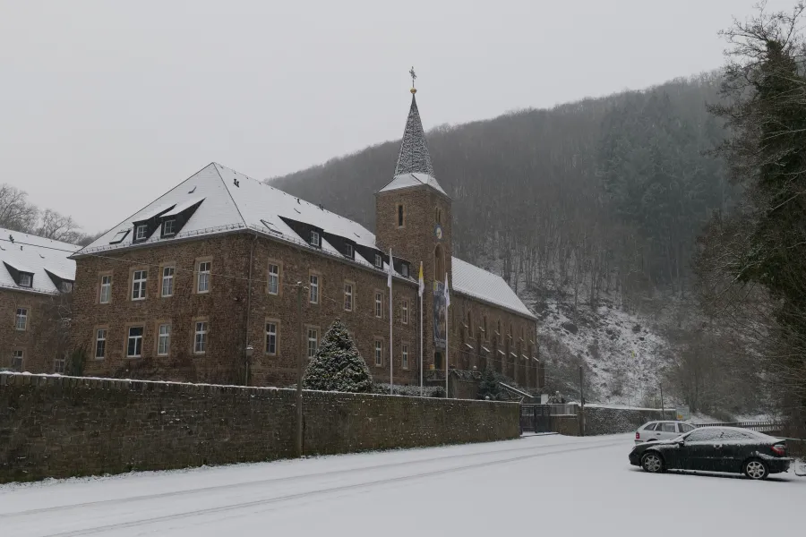 Im winterlichen Flaumbachtal liegt das malerische Kloster