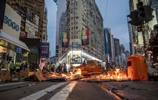 Brennende Barrikaden in Hong Kong am 6. Oktober 2019.  / Studio Inceno / Wikimedia (CC0) 