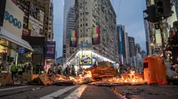 Brennende Barrikaden in Hong Kong am 6. Oktober 2019.  / Studio Inceno / Wikimedia (CC0) 