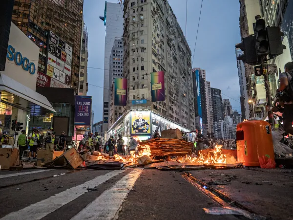 Brennende Barrikaden in Hong Kong am 6. Oktober 2019. 