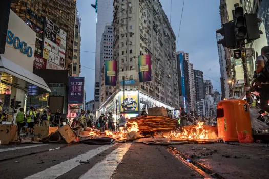Brennende Barrikaden in Hong Kong am 6. Oktober 2019.  / Studio Incendo - P1111040  / Wikimedia (CC0) 