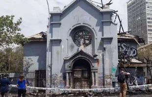 Die Fassade steht noch: Die völlig ausgebrannte Kirche Mariä Aufnahme in den Himmel in Chile nach einem Brandanschlag von linken Aktivisten am 18. Oktober 2020. / Giselle Vargas/ACI Prensa
