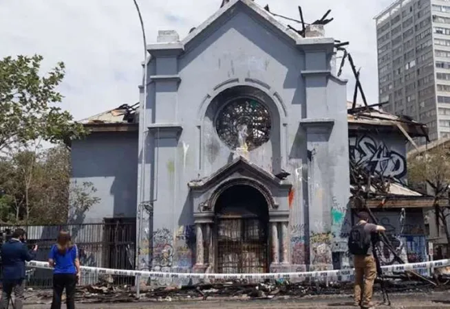Die Fassade steht noch: Die völlig ausgebrannte Kirche Mariä Aufnahme in den Himmel in Chile nach einem Brandanschlag von linken Aktivisten am 18. Oktober 2020.