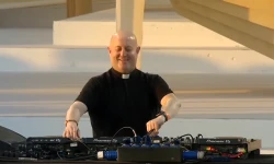 DJ und Priester Padre Guilherme / Screenshot von YouTube/ Padre Guilherme