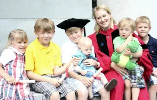 Prof. Dr. Pakaluk mit mehreren ihrer Kinder / Jack D. Hardy