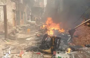 Mehrere Mobs griffen christliche Gemeinden an und setzten mehrere Kirchen in der Stadt Jaranwala im pakistanischen Bezirk Faisalabad in Brand, nachdem zwei Christen beschuldigt worden waren, den Koran geschändet zu haben. / Aid to the Church in Need (ACN)