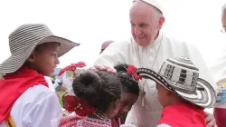 Papst Franziskus mit einer Gruppe Kinder in Kolumbien. / Nelson Cárdenas