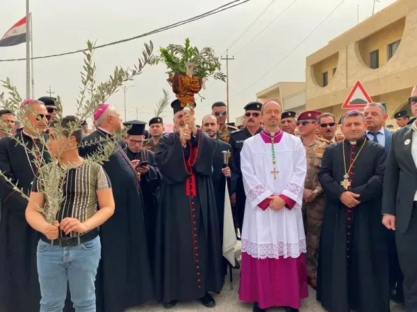 Seine Seligkeit Ignatius Joseph III. Younan (Mitte) bei der Prozession am Palmsonntag in Karakosch